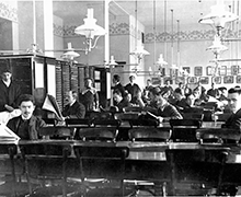Lesesaal des „Wiener Volksbildungsvereins“ in der Volkshochschule Volksheim Ottakring, ca. 1910